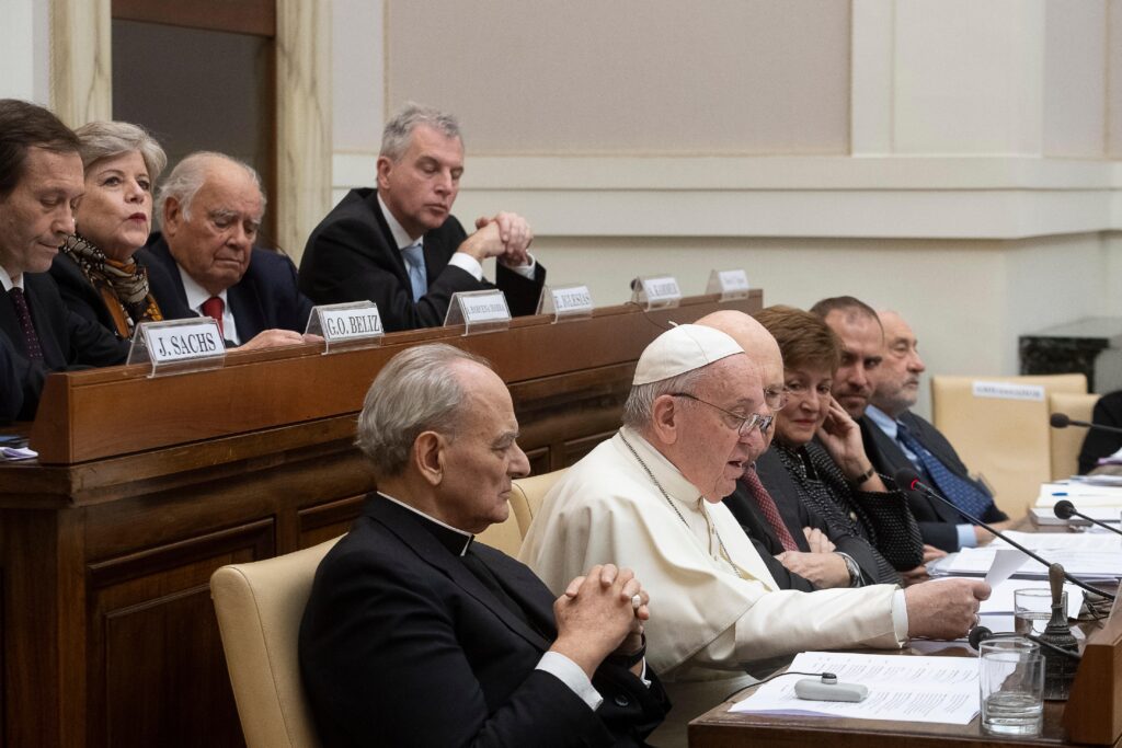 papa francisco con expertos en finanzas