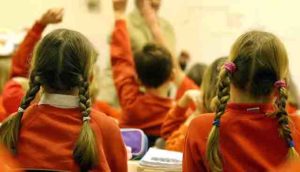 Des filles dans une classe d'école primaire en train d'enseigner.