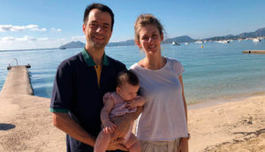 Matrimonio di María del Carmen e Franc con il loro bambino.
