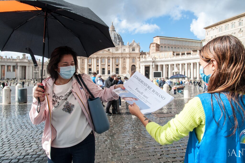 i volontari distribuiscono fratelli tutti