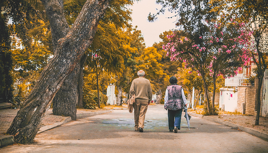 pareja ancanos andando