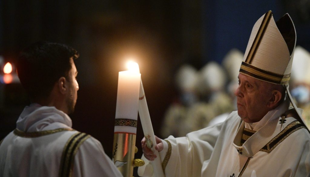 Pope at Easter Vigil: "It is always possible to begin again".
