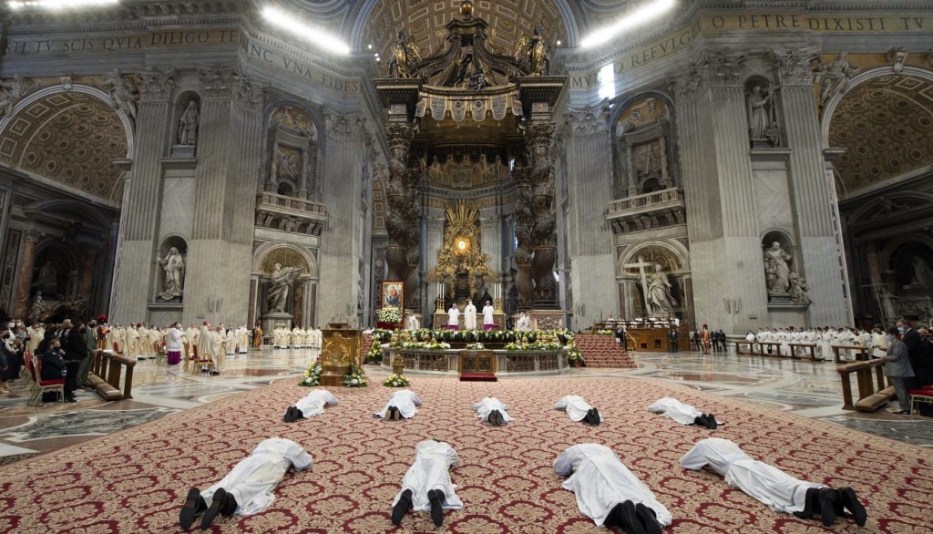 El Papa ordena a nueve sacerdotes «al servicio de los hermanos»