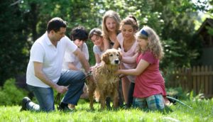 una famiglia in giardino