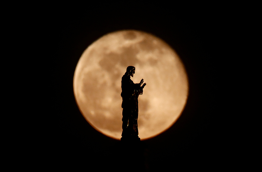 O Sagrado Coração de Jesus iluminado pela lua