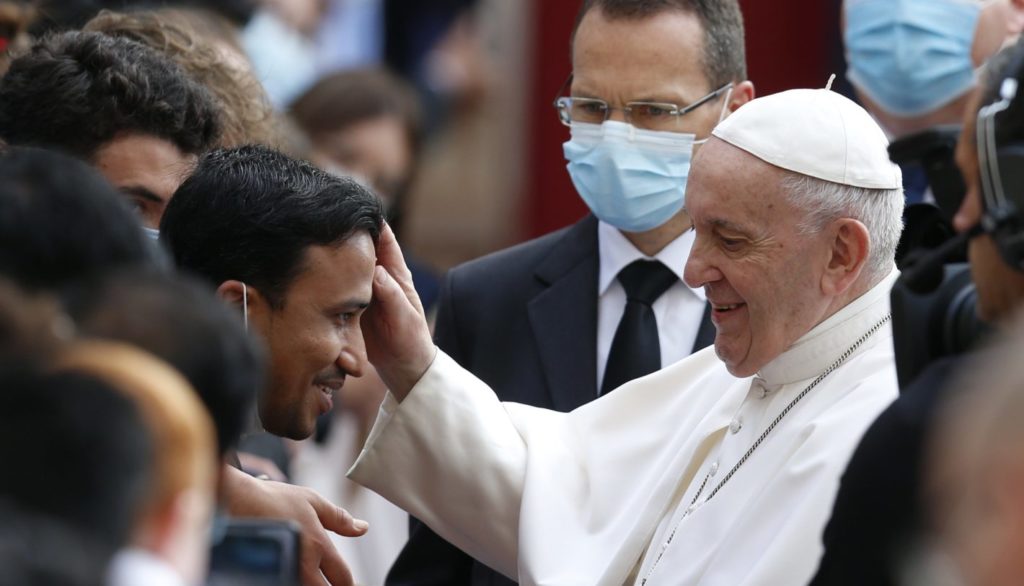 O Papa recorda-nos que "uma oração que é estranha à vida não é saudável".
