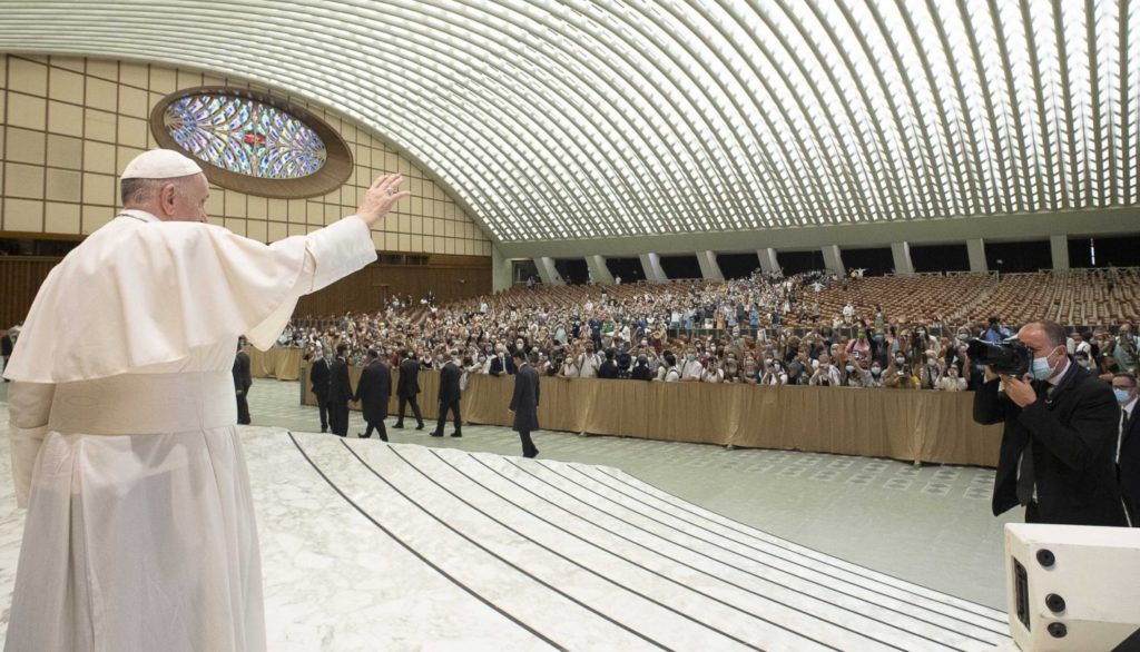 "A fé em Jesus Cristo liberta-se da Lei e, ao mesmo tempo, leva-a ao seu cumprimento".