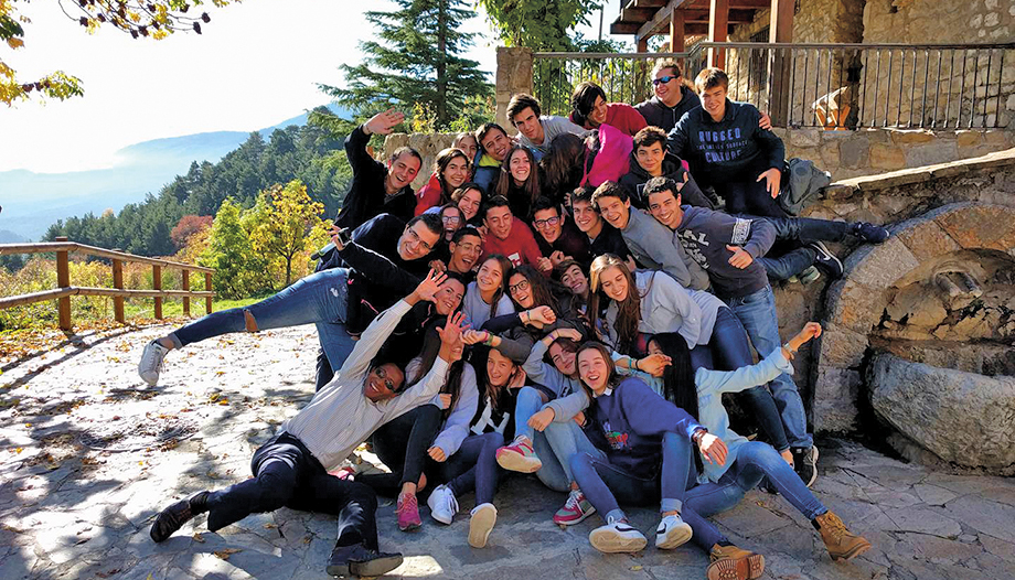 Grand groupe de jeunes gens posant pour une photo.