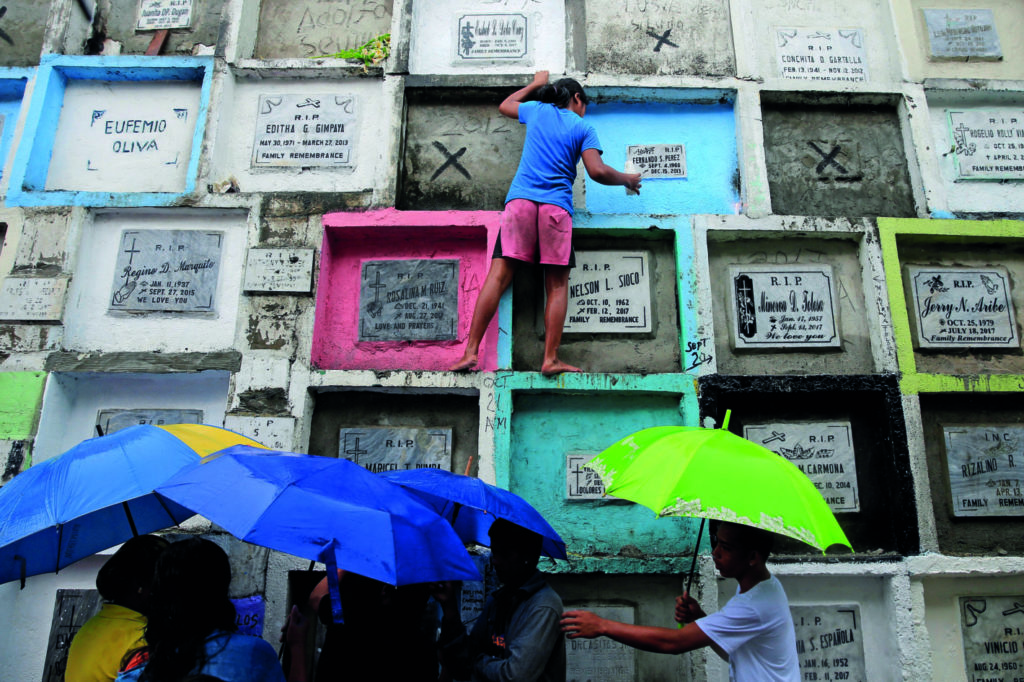 Devoção aos fiéis que partiram nas Filipinas