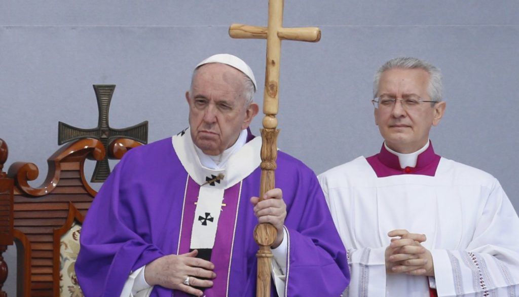 Pope encourages looking at others as Jesus did: with a "gaze of mercy."