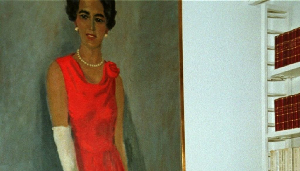 dame en rouge sur un fond gris