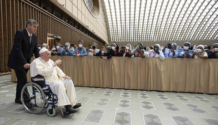 Papst Franziskus im Rollstuhl
