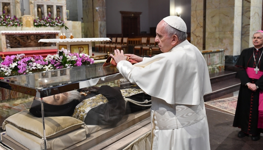 Padre Pio, sintesi di preghiera e carità di una vita santa 