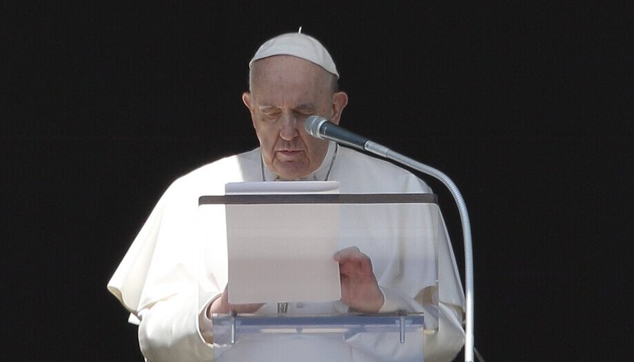 Papa Francesco: "La Trinità ci incoraggia a vivere con e per gli altri".