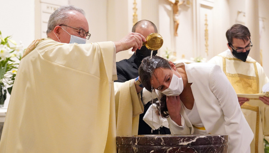 Elemento material, gestos humanos y palabras en los sacramentos del Bautismo y la Confirmación