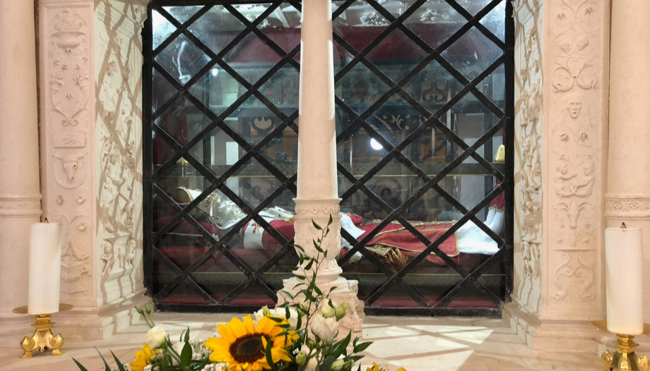 Después de 728 años un Papa abre la puerta santa de la Perdonanza Celestiniana