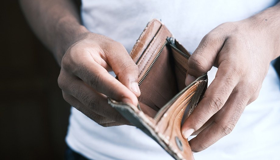 32 % of households, with serious difficulties for a decent living