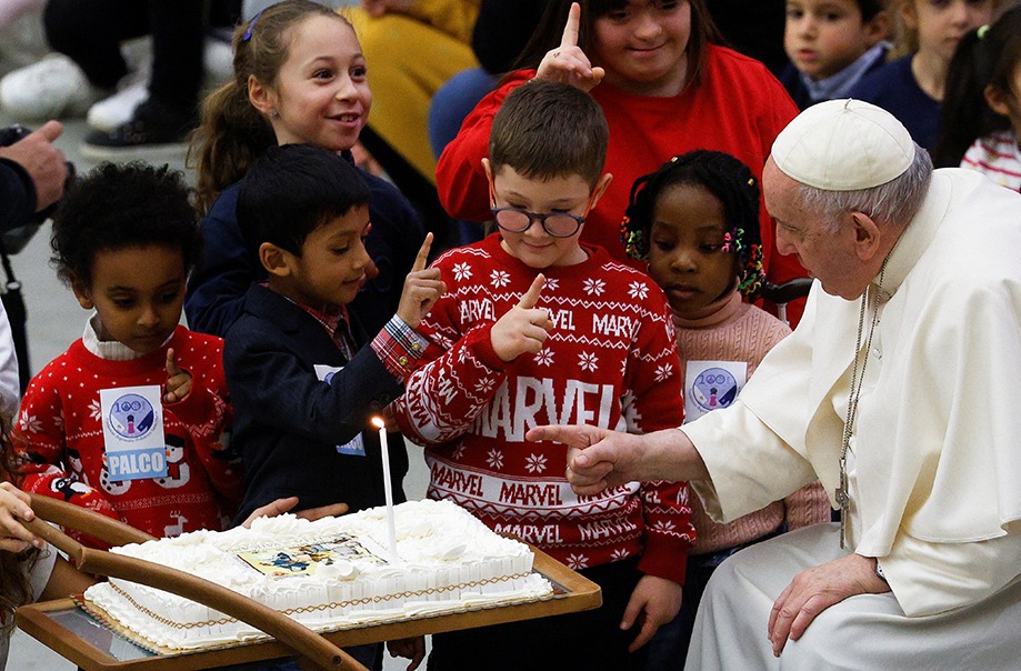 Il Papa festeggia il compleanno con i bambini malati