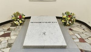 benedict xvi tomb