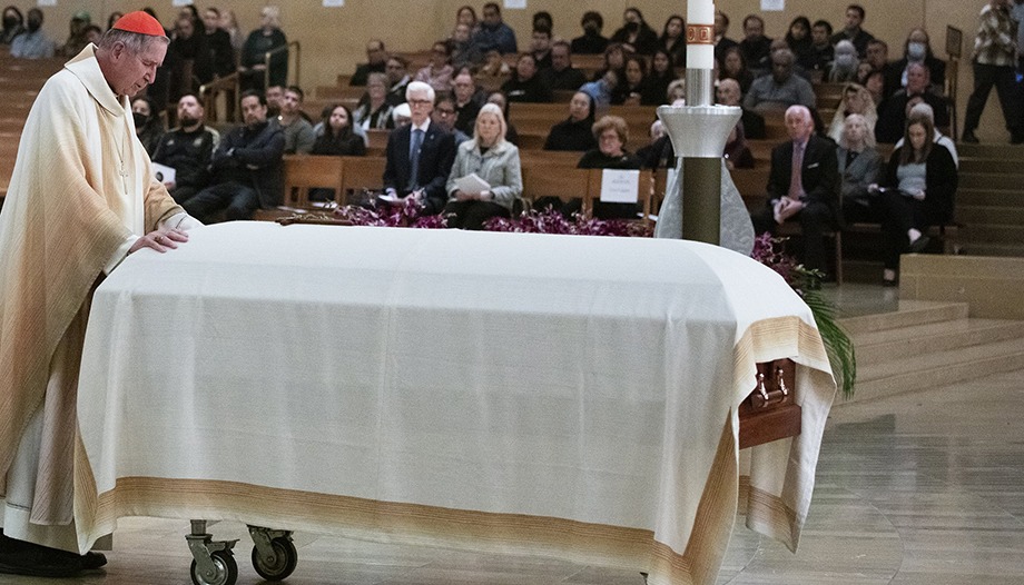 Miles de personas despiden al obispo auxiliar de los Angeles