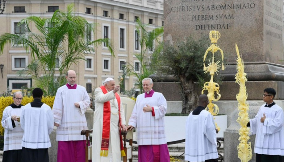 El Papa urge el Domingo de Ramos a cuidar a los “cristos abandonados” 