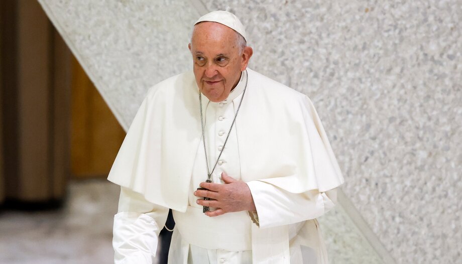 Carol Enhua reçoit le ruban de Dama de San Silvestre des mains du Pape