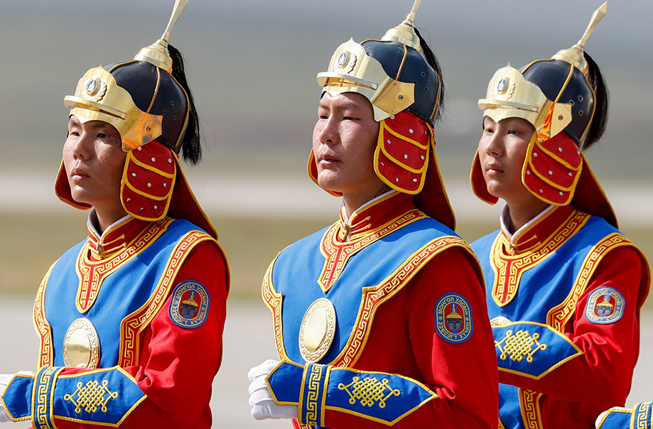 Mongolie : garde d'honneur pour le pape François