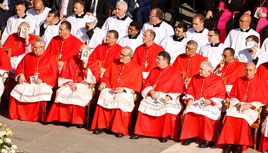 Il Papa ai nuovi cardinali: occhi alti, mani unite, piedi nudi