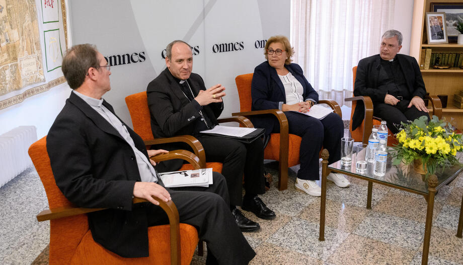Biskup Prieto zachęca do "braterskiego dialogu" parafii i charyzmatów na Forum Omnes