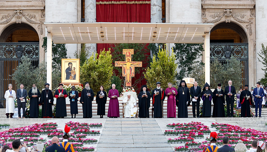 Francesco prega per il "silenzio fatto preghiera" nella veglia ecumenica presinodale