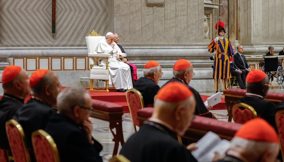 Pope consecrates the life of all and the Church to the Queen of Peace