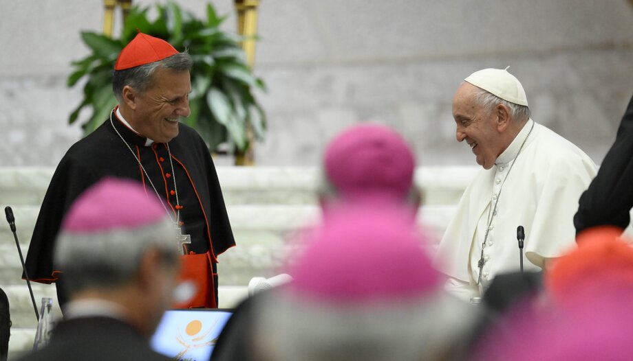 Pope calls on Church to "worship" and "serve"