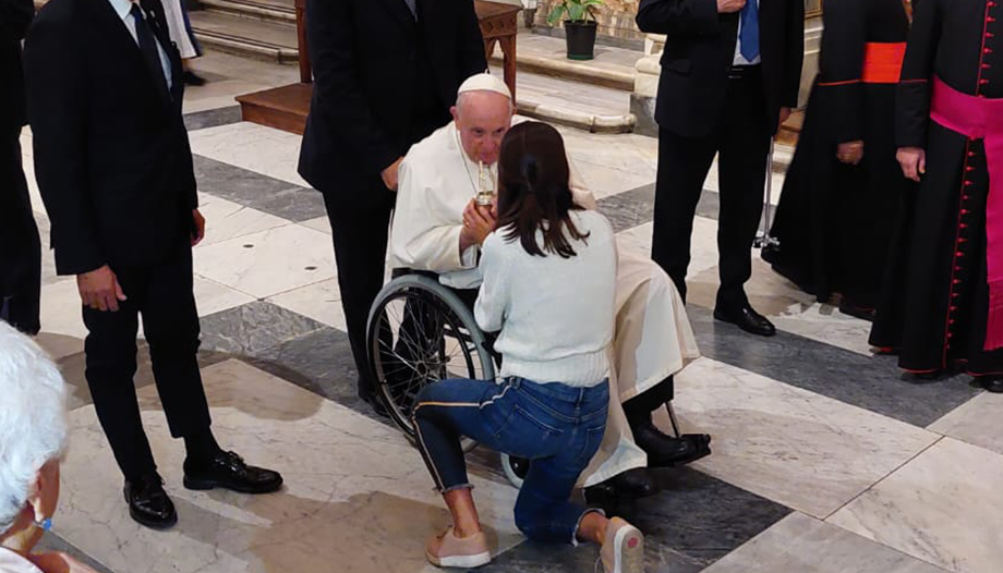 Victoria, die junge Frau, die den Papst zur Paarung einlädt