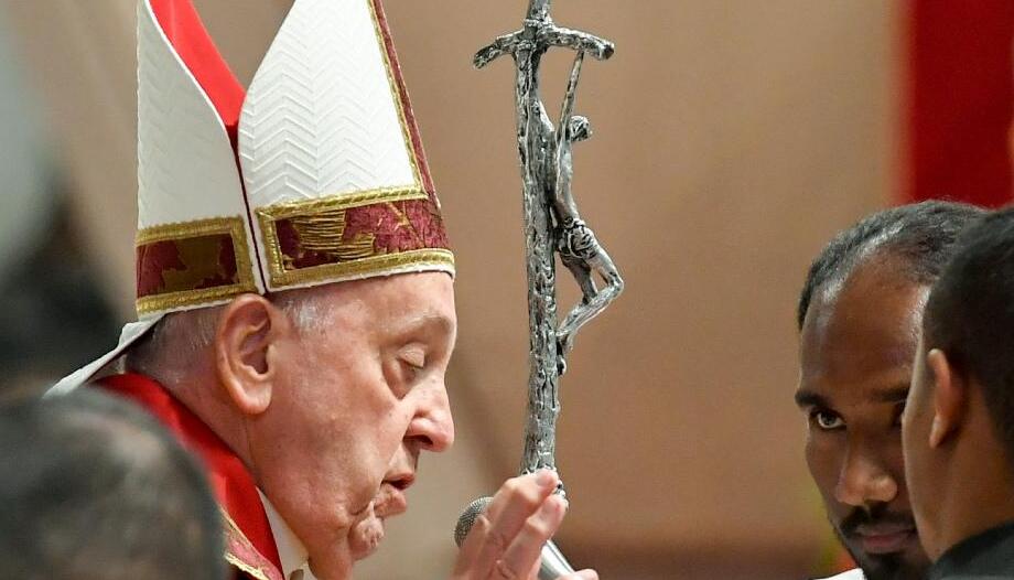 Francesco ci esorta a chiedere a Maria l'umiltà, fonte di pace