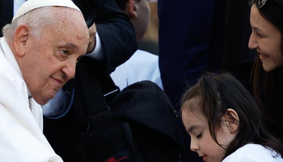 "Preghiamo per i bambini che perdono il sorriso in guerra".
