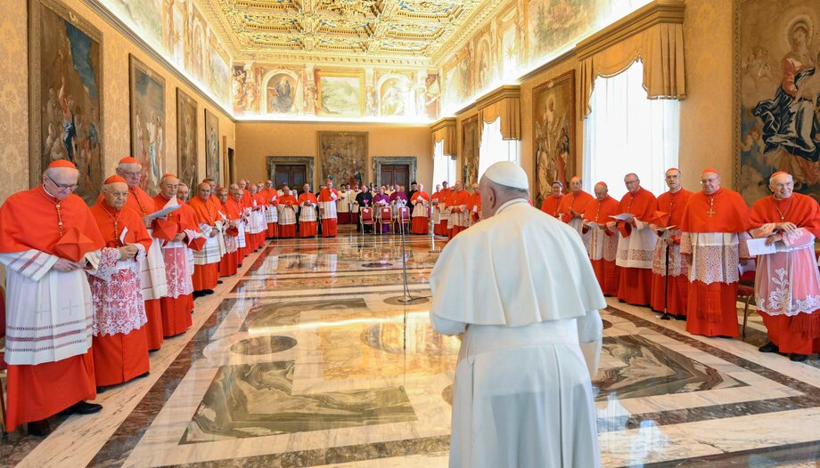Pope asks Cardinals for "courage" to achieve "zero deficit" in Vatican