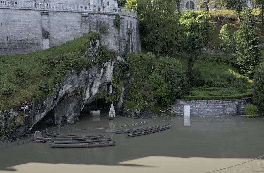 Lourdes under water