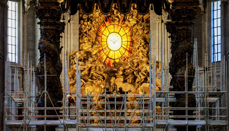 Prosegue il processo di restauro del baldacchino di San Pietro