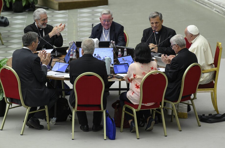 I membri dell'Assemblea sinodale si congratulano con il Papa in occasione della sua festa del santo