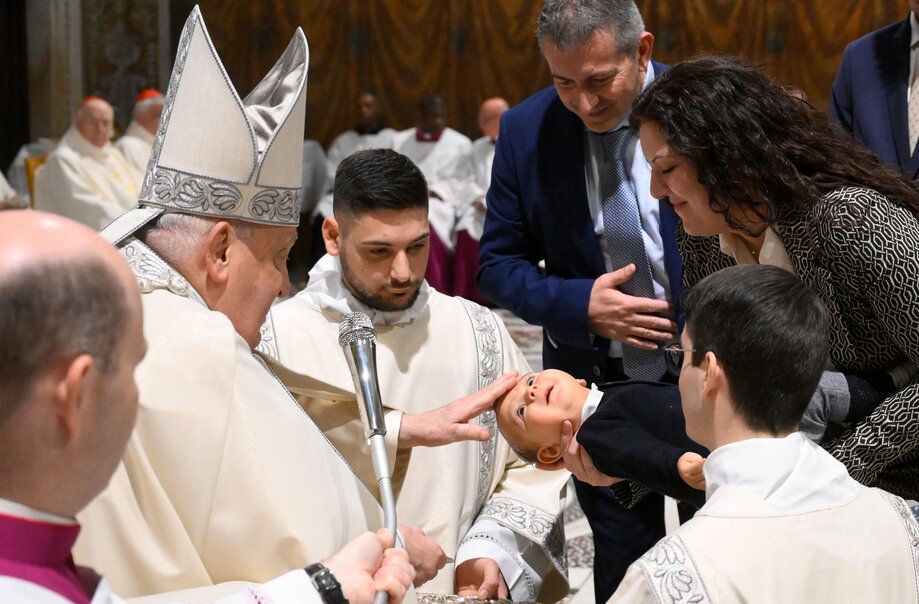 Le pape baptise plusieurs enfants à l'occasion de la fête du baptême du Seigneur