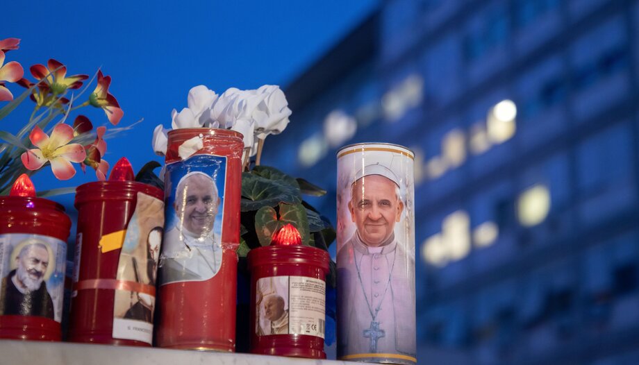 Papież cierpi na atak astmy i pozostaje w stanie "krytycznym"
