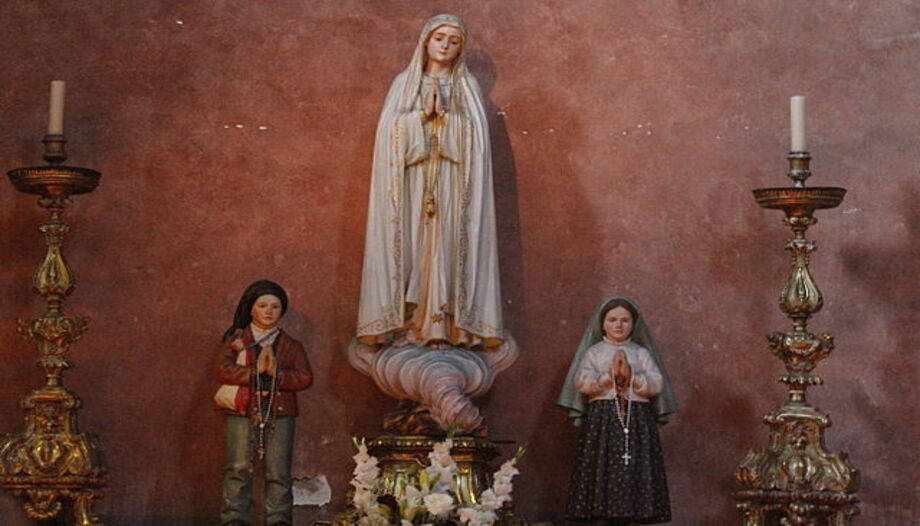 Les petits bergers François et Jacinthe avec la Vierge Marie, dans une église du Portugal.