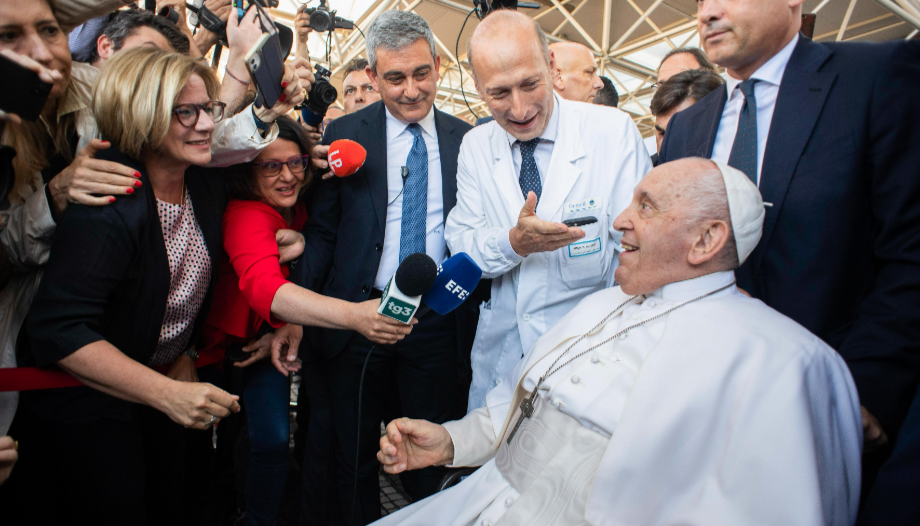 Papież Franciszek przyjęty do szpitala w celu leczenia zapalenia oskrzeli