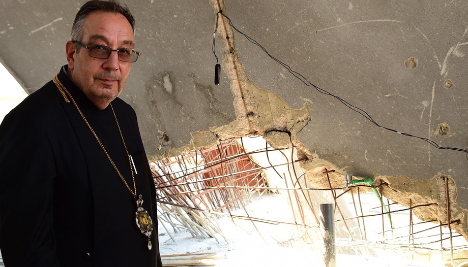 Monseñor Arbach en las ruinas de la catedral greco melquita de Nuestra Señora de la Paz en Homs (Siria) (ACN).

