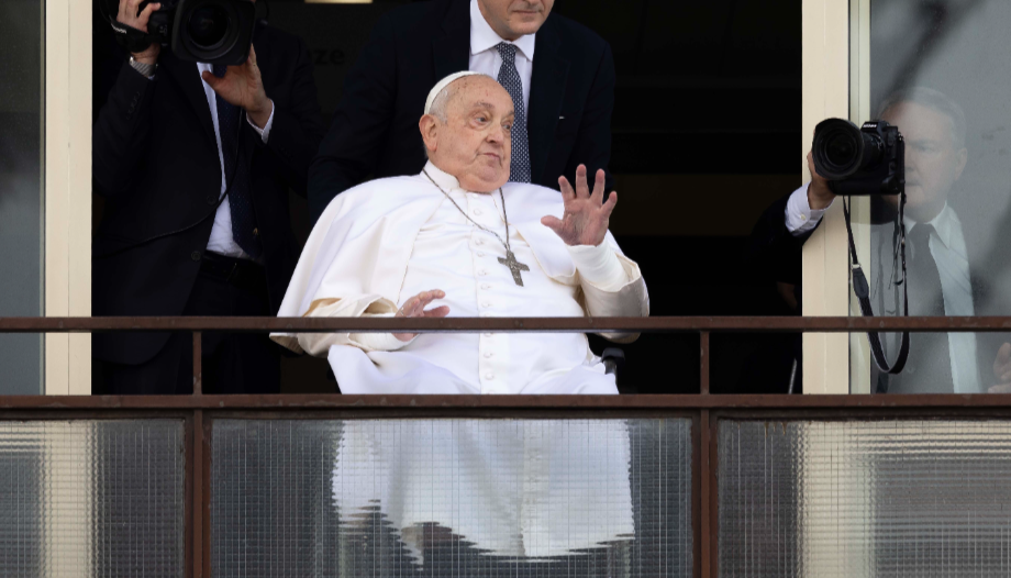 Papst Franziskus grüßt die Gläubigen vom Gemelli-Fenster aus