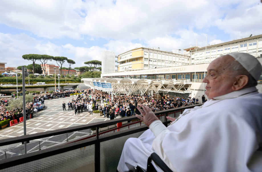 Der Papst winkt von der Gemelli