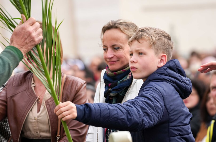 Un niño participa en la Misa del Domingo de Ramos en el Vaticano