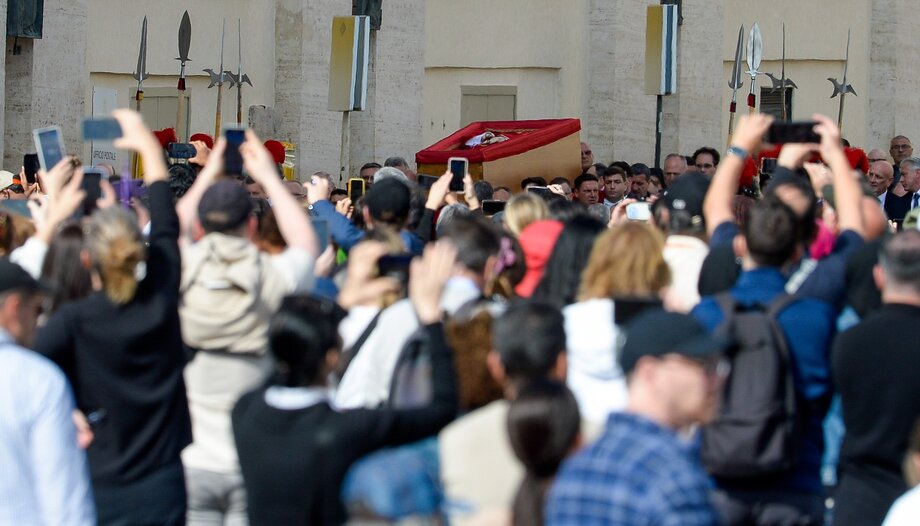 Migliaia di persone si presentano per dare l'addio a Papa Francesco