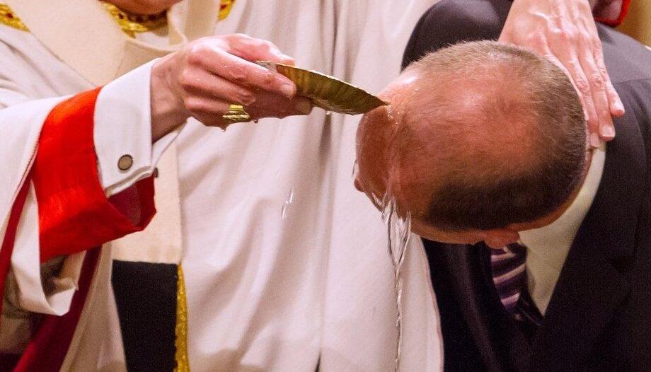 Auge de bautismos de adultos en la Vigilia Pascual