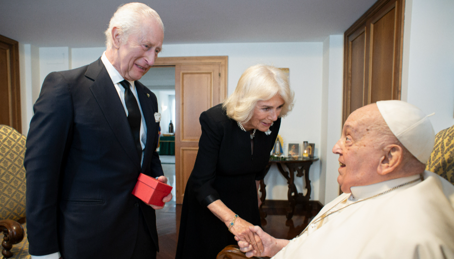 La pareja real británica se reúne con el Papa en el Vaticano